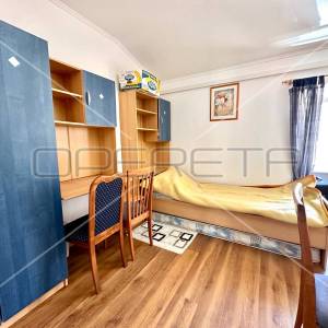 Kuća s tri apartmana u centru Betine s velikom terasom