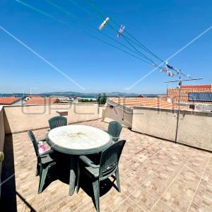 Kuća s tri apartmana u centru Betine s velikom terasom