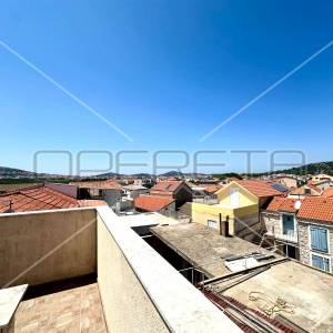 Kuća s tri apartmana u centru Betine s velikom terasom