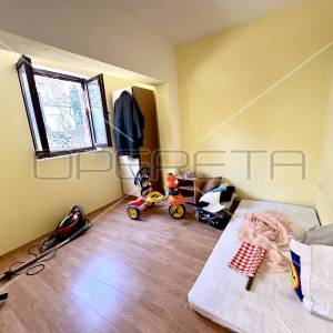 Kuća s tri stana u drugom redu od mora, Rogoznica