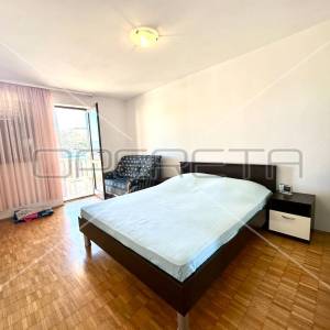Kuća s tri stana u drugom redu od mora, Rogoznica