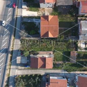 Kuća s velikom okućnicom, jedinstvena lokacija, 5minuta do mora