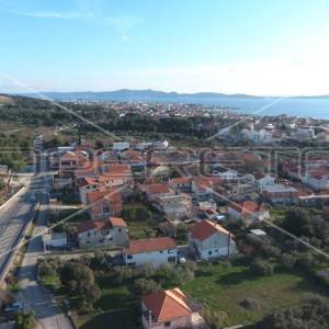 Kuća s velikom okućnicom, jedinstvena lokacija, 5minuta do mora