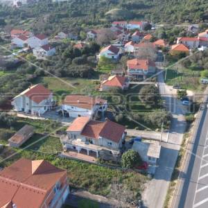Kuća s velikom okućnicom, jedinstvena lokacija, 5minuta do mora