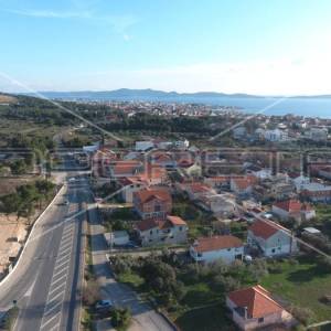 Kuća s velikom okućnicom, jedinstvena lokacija, 5minuta do mora
