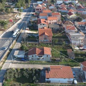Kuća s velikom okućnicom, jedinstvena lokacija, 5minuta do mora