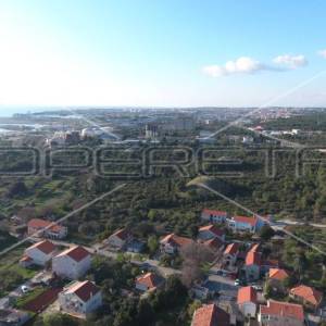 Kuća s velikom okućnicom, jedinstvena lokacija, 5minuta do mora