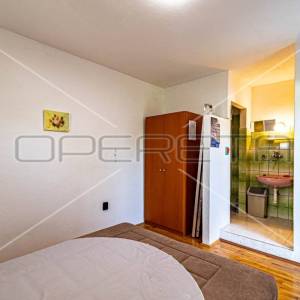 Kuća sa 7 apartmana i mnogo potencijala, Lumbarda
