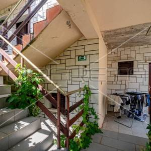Kuća sa 7 apartmana i mnogo potencijala, Lumbarda