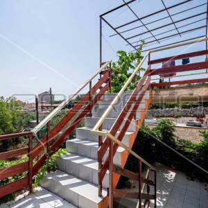 Kuća sa 7 apartmana i mnogo potencijala, Lumbarda