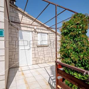 Kuća sa 7 apartmana i mnogo potencijala, Lumbarda