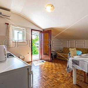Kuća sa 7 apartmana i mnogo potencijala, Lumbarda