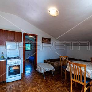 Kuća sa 7 apartmana i mnogo potencijala, Lumbarda