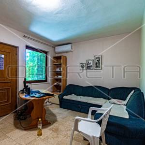 Kuća sa 7 apartmana i mnogo potencijala, Lumbarda