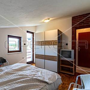 Kuća sa 7 apartmana i mnogo potencijala, Lumbarda