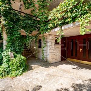 Kuća sa 7 apartmana i mnogo potencijala, Lumbarda