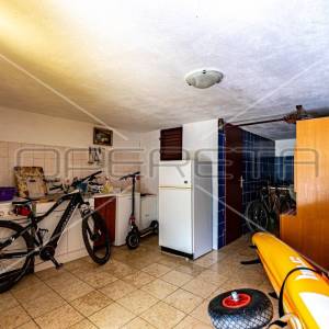 Kuća sa 7 apartmana i mnogo potencijala, Lumbarda