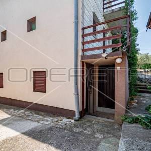 Kuća sa 7 apartmana i mnogo potencijala, Lumbarda