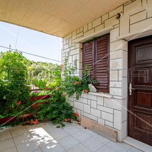 Kuća sa 7 apartmana i mnogo potencijala, Lumbarda
