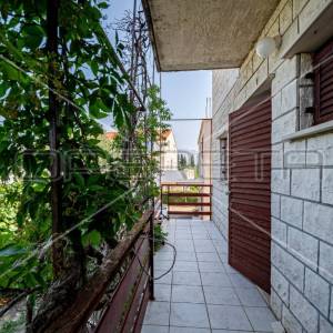 Kuća sa 7 apartmana i mnogo potencijala, Lumbarda