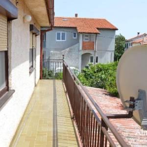 Kuća sa dva stana i konobom s velikom okućnicom. Mogućnost nadogradnje