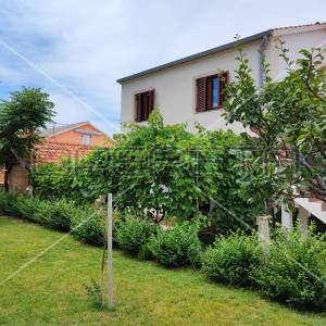 Kuća sa dva stana i vrtom, blizina mora, Sabunike-Nin, Zadar