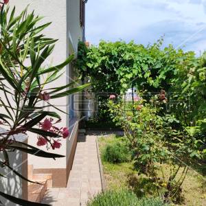 Kuća sa dva stana i vrtom, blizina mora, Sabunike-Nin, Zadar