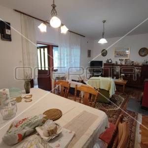 Kuća sa dva stana i vrtom, blizina mora, Sabunike-Nin, Zadar