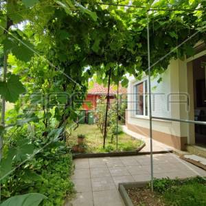 Kuća sa dva stana i vrtom, blizina mora, Sabunike-Nin, Zadar