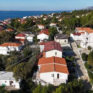 Kuća sa tri apartmana u centru, Starigrad Paklenica, PRILIKA 
