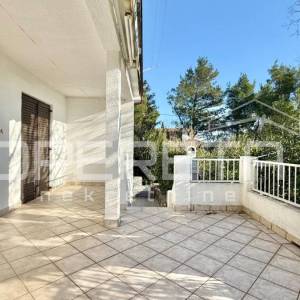 Kuća sa tri apartmana u centru, Starigrad Paklenica, PRILIKA 
