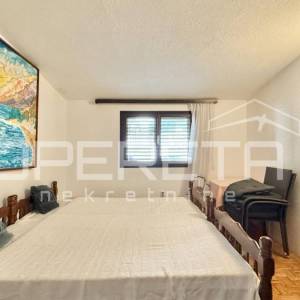 Kuća sa tri apartmana u centru, Starigrad Paklenica, PRILIKA 
