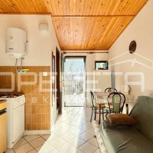 Kuća sa tri apartmana u centru, Starigrad Paklenica, PRILIKA 
