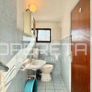 Kuća sa tri apartmana u centru, Starigrad Paklenica, PRILIKA 
