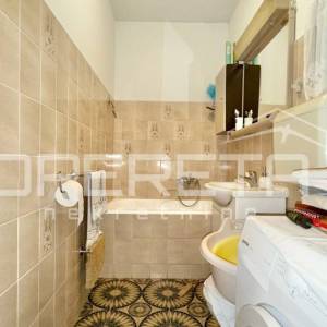 Kuća sa tri apartmana u centru, Starigrad Paklenica, PRILIKA 
