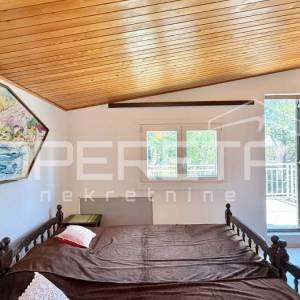 Kuća sa tri apartmana u centru, Starigrad Paklenica, PRILIKA 
