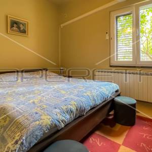 Kuća sa više stambenih jedinica, 150m do mora, Starigrad Paklenica 

