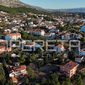 Kuća sa više stambenih jedinica, 150m do mora, Starigrad Paklenica 
