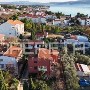 Kuća sa više stambenih jedinica, 150m do mora, Starigrad Paklenica 
