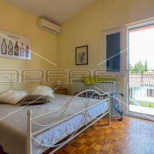 Kuća sa više stambenih jedinica, 150m do mora, Starigrad Paklenica 
