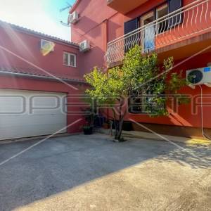 Kuća sa više stambenih jedinica, 150m do mora, Starigrad Paklenica 
