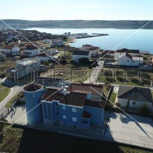 Kuća sa više stambenih jedinica, 2 minute hoda do mora, Ljubač, 550m2
