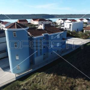 Kuća sa više stambenih jedinica, 2 minute hoda do mora, Ljubač, 550m2
