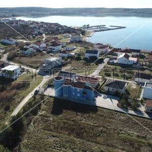 Kuća sa više stambenih jedinica, 2 minute hoda do mora, Ljubač, 550m2
