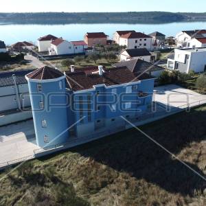 Kuća sa više stambenih jedinica, 2 minute hoda do mora, Ljubač, 550m2
