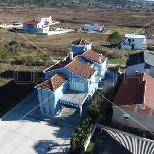 Kuća sa više stambenih jedinica, 2 minute hoda do mora, Ljubač, 550m2
