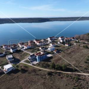 Kuća sa više stambenih jedinica, 2 minute hoda do mora, Ljubač, 550m2
