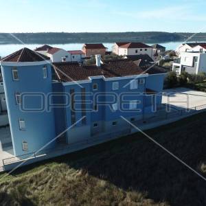 Kuća sa više stambenih jedinica, 2 minute hoda do mora, Ljubač, 550m2
