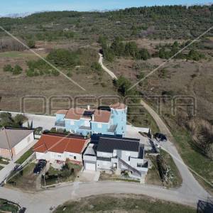 Kuća sa više stambenih jedinica, 2 minute hoda do mora, Ljubač, 550m2
