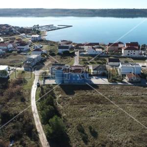Kuća sa više stambenih jedinica, 2 minute hoda do mora, Ljubač, 550m2
